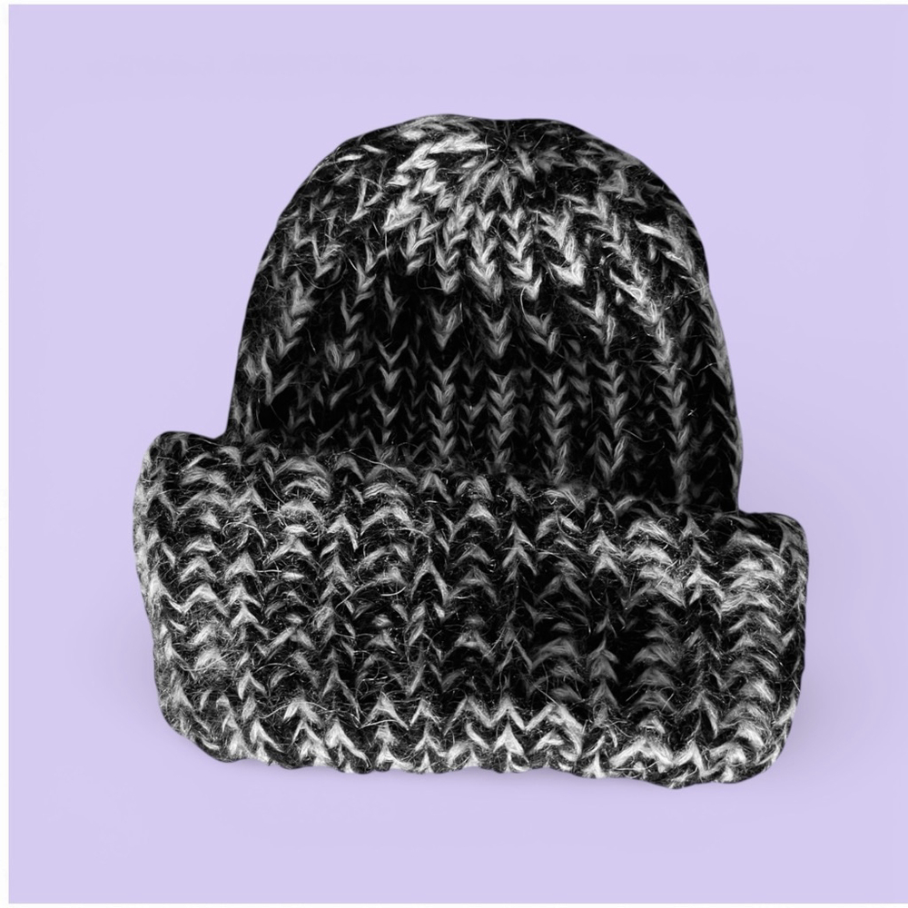 AQUA Black & White Knit Beanie Hat One Size